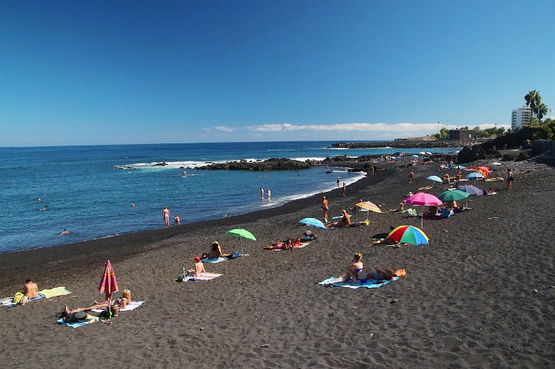 v severní části ostrova na pláži Jardin v Puerto de la Cruz (Tenerife) je písek tmavě šedé až černé barvy, jemný.